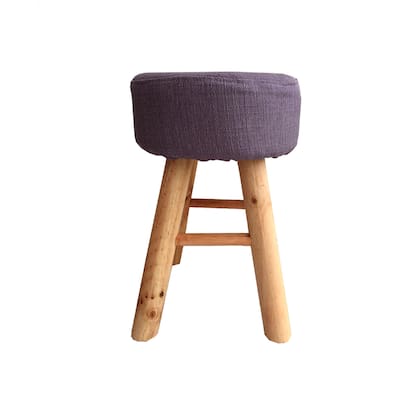 Banco con patas de madera y género sintético (Kikely, $780).
