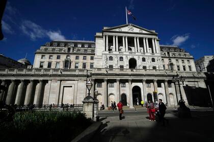 Banco de Inglaterra destaca turbulencia mundial al mantener sin cambio tasa de interés