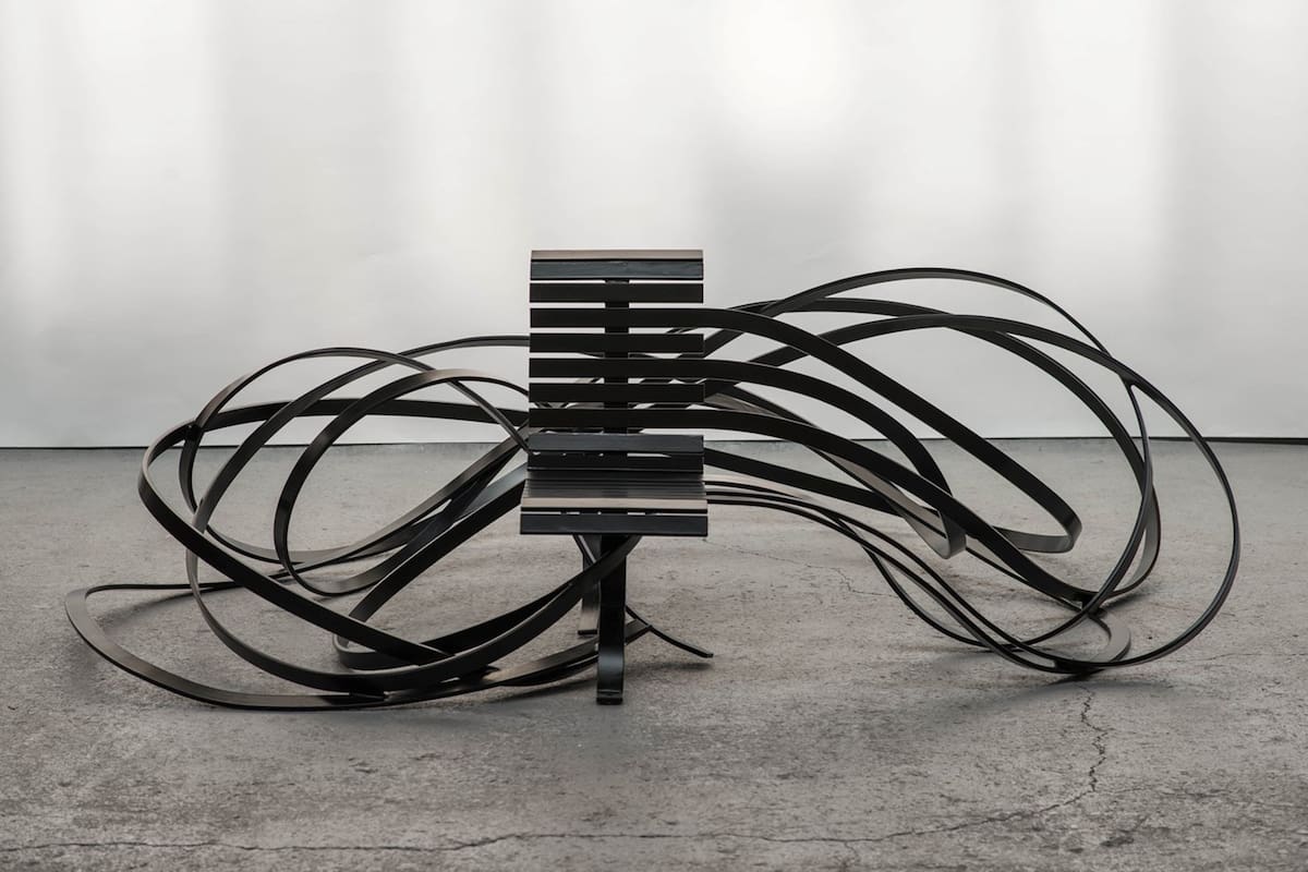 Banco de Pablo Reinoso en Baró Galería, objeto que aparece una y otra vez en su obra