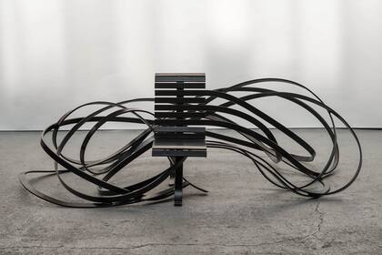 Banco de Pablo Reinoso en Baró Galería, objeto que aparece una y otra vez en su obra