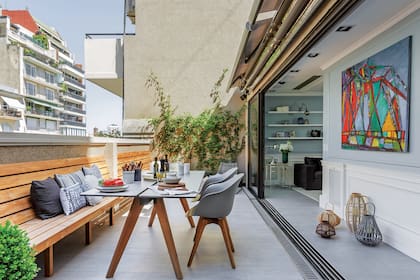 Banco lineal de teca (Mogano Furniture). Toldo motorizado (Tolder). Aberturas de PVC (Rehau).