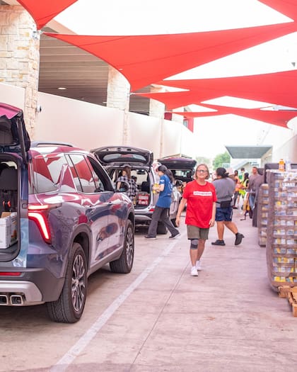 Bancos de alimentos y organizaciones dan comida gratis ante la falta de ayuda federal (FB safoodbank)