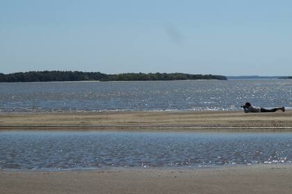 Bancos de arena en el río Uruguay, frente a Colón, tan aptos para la contemplación como para los chapuzones