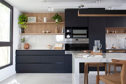 Bandeja de iluminación (Huup). El piso de toda la vivienda es de porcelanato ‘Ecowood Bruma’ (ILVA).
