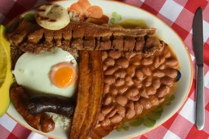 Bandeja paisa servida en un restaurante en Medellín, Antioquia.