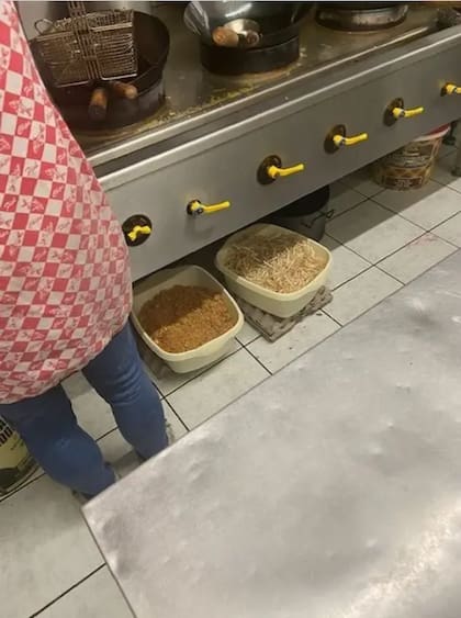 Bandejas con comida apoyadas sobre el suelo de la cocina del restaurant Amy's de Darfield, en Reino Unido