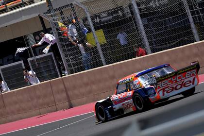 Mariano Werner recibe la bandera a cuadros en el autódromo Villicum, de San Juan; el quinto puesto resultó suficiente para consagrarse por primera vez campeón de Turismo Carretera y convertirse en el piloto N°38 de la historia de la categoría en lograr el título