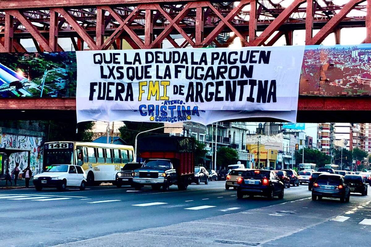 Bandera con la campaña "que la deuda la paguen los que la fugaron", una consigna que agita el kirchnerismo
