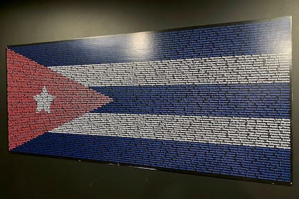 Bandera con los nombres de los más de setecientos cubanos detenidos en la isla por protestar contra el gobierno de su país (obra de Carla María Bellido)