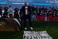 La bandera de Malvinas del partido contra Inglaterra, presente en la despedida de Messi
