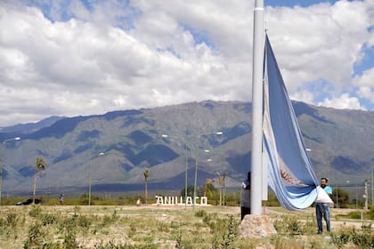 Bandera izada a media asta en Anillaco por la muerte de Carlos Menem