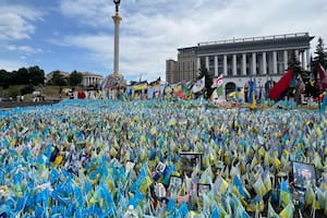 La bandera celeste y blanca en un memorial de Kiev que confirma las primeras bajas argentinas en la guerra