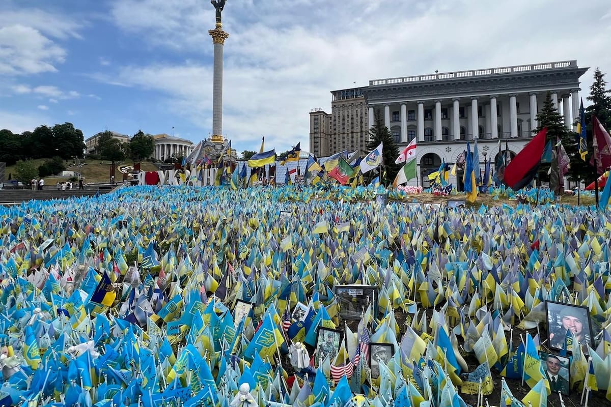 Bandera plantadas en frente a la Academia Nacional de Música de Kiev en honor a las bajas de la guerra