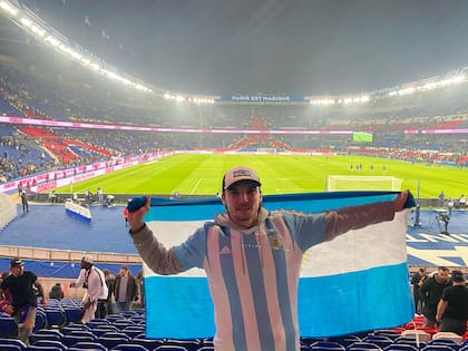 Bandera y camisetas de Argentina, aunque esté en un estadio europeo