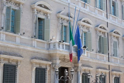 Banderas a media asta en el Senado italiano por la muerte de Berlusconi