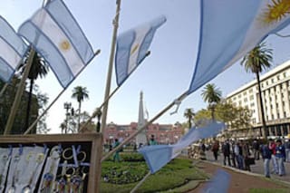 Riesgo país de la Argentina cae y aviva debate sobre regreso a mercados de capitales