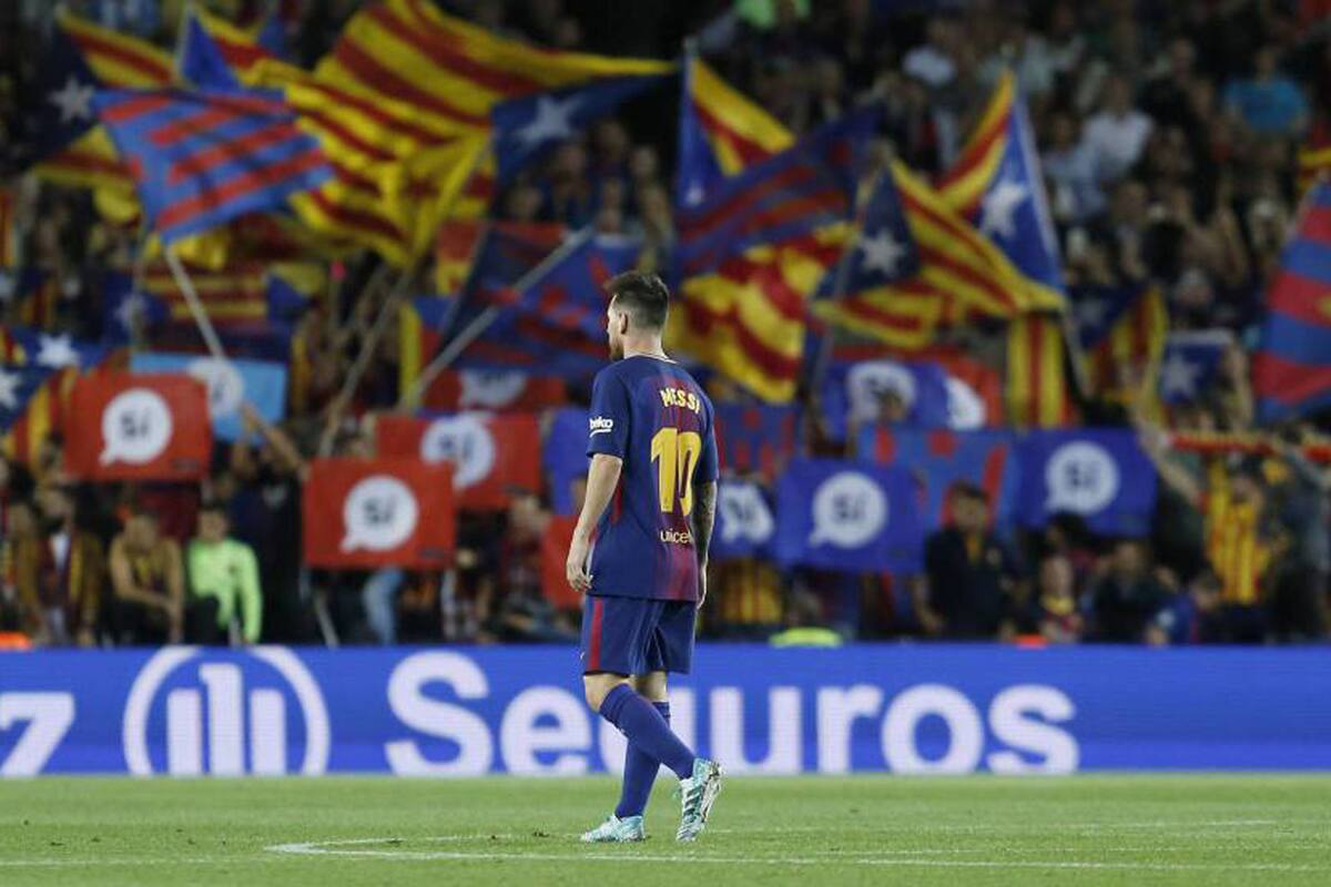 Banderas catalanas en 2017: en plena campaña para el referéndum en Cataluña, el clima político llegó a su punto máximo en la cancha y Messi firmó una cláusula especial por la independencia