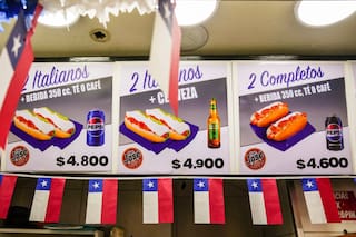Bolsillos a prueba: hasta los perritos calientes sienten la presión económica en Chile
