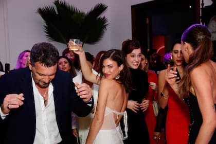 Banderas conquistó la pista de baile con Roitman, una de las celebrities embajadoras de su fragancia.