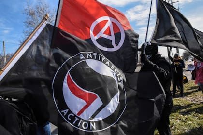 Banderas de Antifascist Action desplegadas durante una protesta en Michigan en 2018