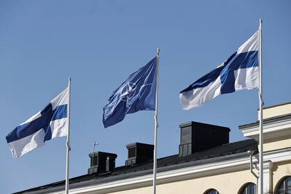 Banderas de Finlandia y de la OTAN ondean en el patio del Ministerio de Asuntos Exteriores en Helsinki, Finlandia, martes 4 de abril de 2023.