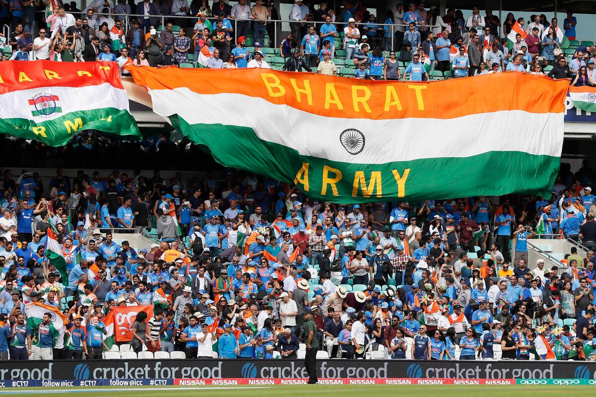 Banderas de la India ondean en un estadio donde se juega un campeonato de cricket entre la India y Sudáfrica, en Londres. (AP Foto/Kirsty Wigglesworth, File)