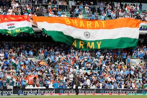 Banderas de la India ondean en un estadio donde se juega un campeonato de cricket entre la India y Sudáfrica, en Londres. (AP Foto/Kirsty Wigglesworth, File)