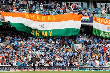 Banderas de la India ondean en un estadio donde se juega un campeonato de cricket entre la India y Sudáfrica, en Londres. (AP Foto/Kirsty Wigglesworth, File)