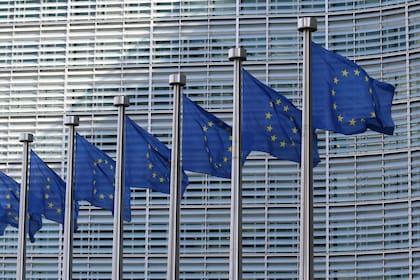 Banderas de la Unión Europea. La UE intentará garantizar que los productos importados se produzcan exactamente bajo las mismas normas medioambientales que las impuestas a los productos del bloque