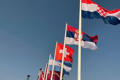 Banderas de otros países ya flamean en Qatar por el Mundial; la Argentina carece del diagnóstico de examinarse contra los europeos, los más fuertes.