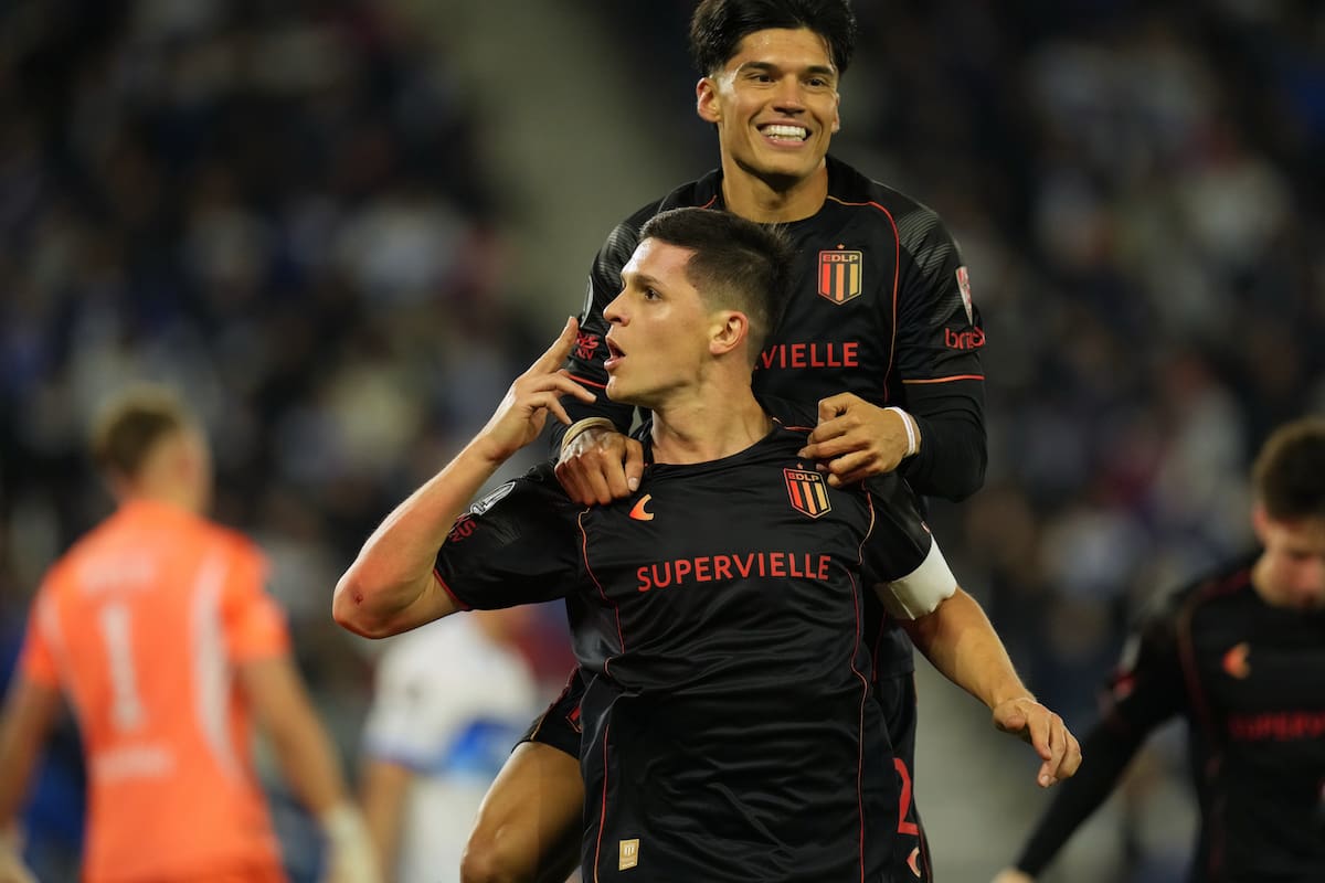 Banderas del León: Joaquín Correa, la figura y autor del gol de la apertura del marcador, celebra sobre Guido Carrillo, que con dos estocadas selló la goleada y la clasificación a los 4tos de final de la Copa Libertadores