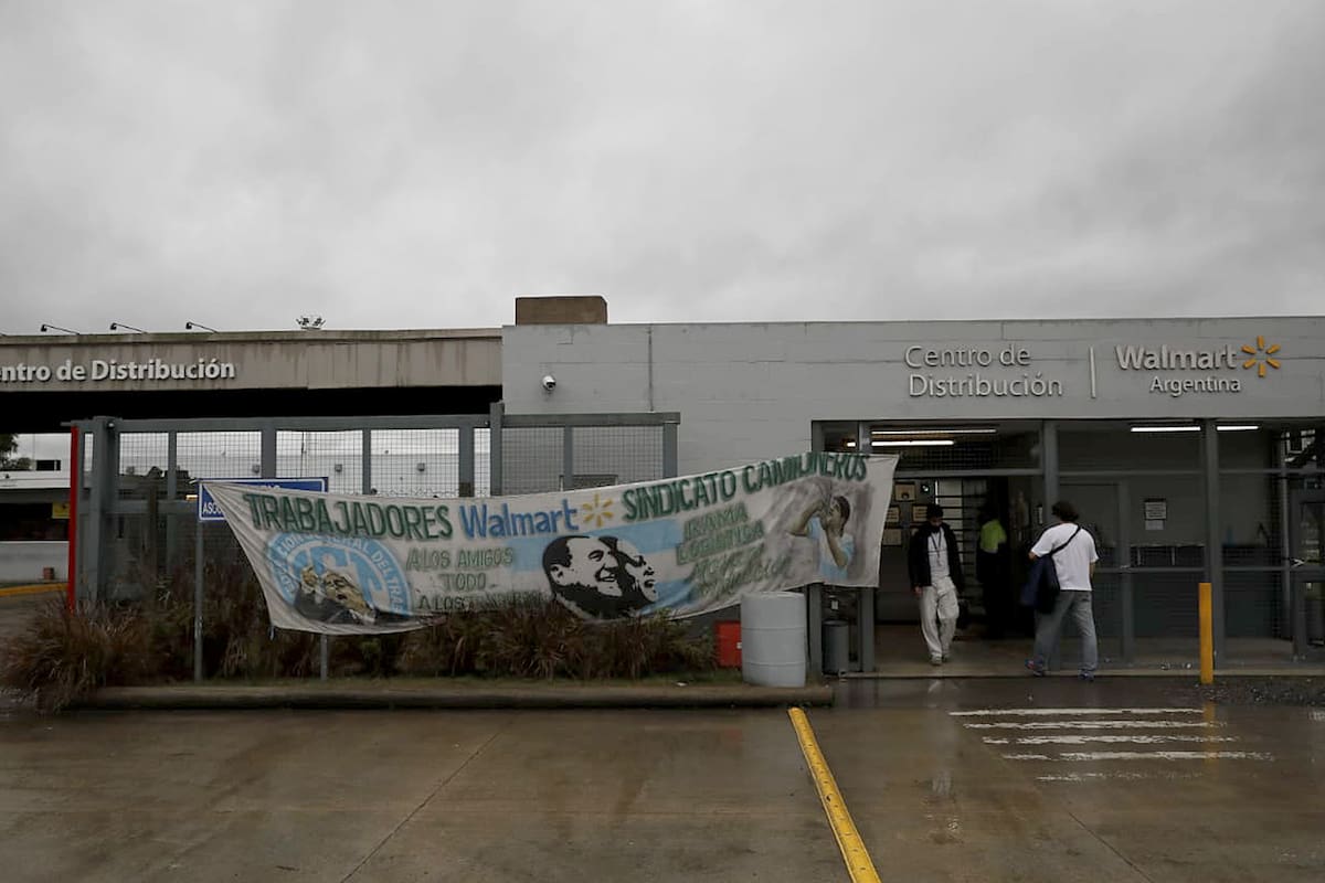 Banderas del sindicato de camioneros en el centro de distribución de Walmart en la localidad de Moreno