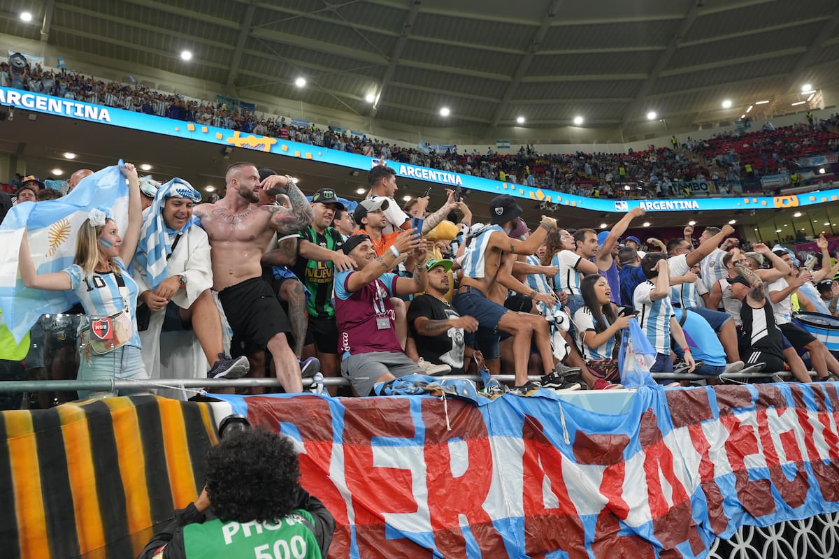 Banderas e hinchas en la previa de Argentina vs Australia, en el estadio Ahmad Bin Ali