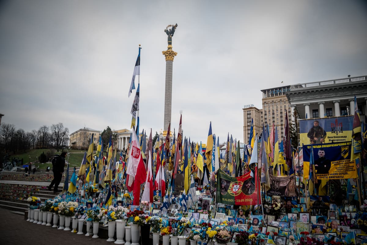 Banderas en recuerdo a los soldados caídos en Maidan, en el centro de Kiev