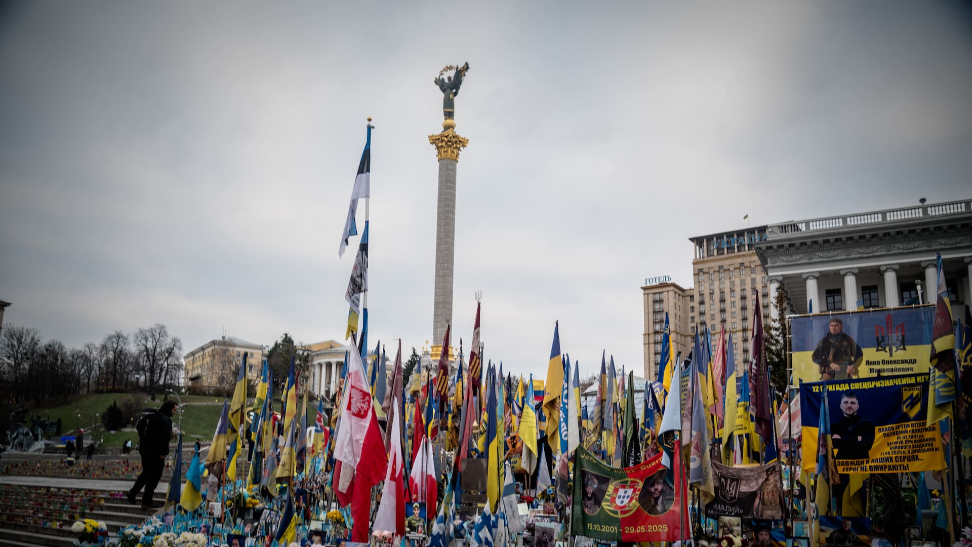 Banderas en recuerdo a los soldados caídos en Maidan, en el centro de Kiev