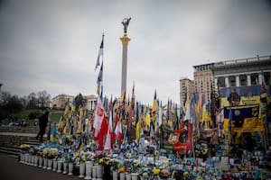 Banderas en recuerdo a los soldados caídos en Maidan, en el centro de Kiev