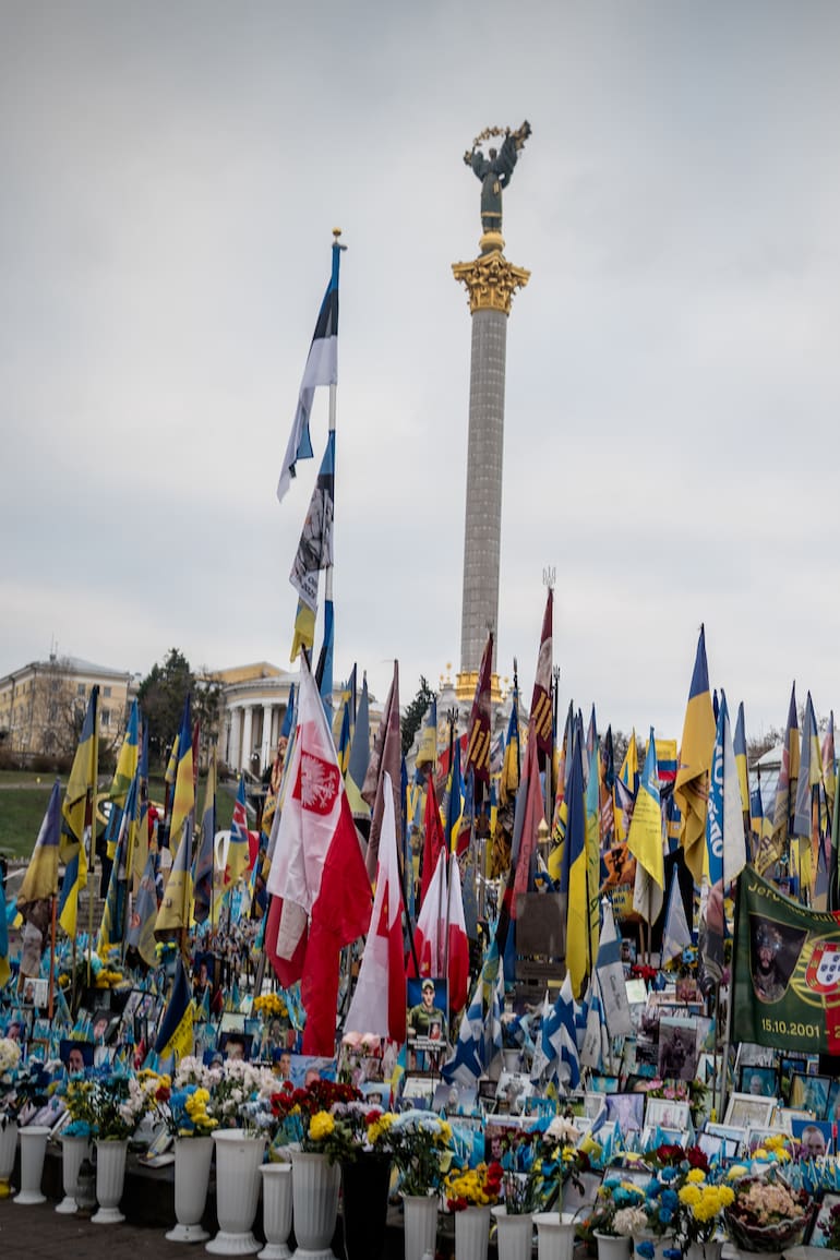 Banderas en recuerdo a los soldados caídos en Maidan, en el centro de Kiev