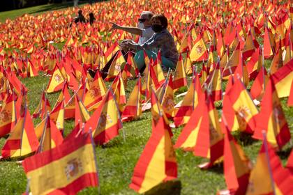 Banderas españolas que representan a las víctimas del Covid-19 fueron plantadas el fin de semana en el Parque Roma de Madrid