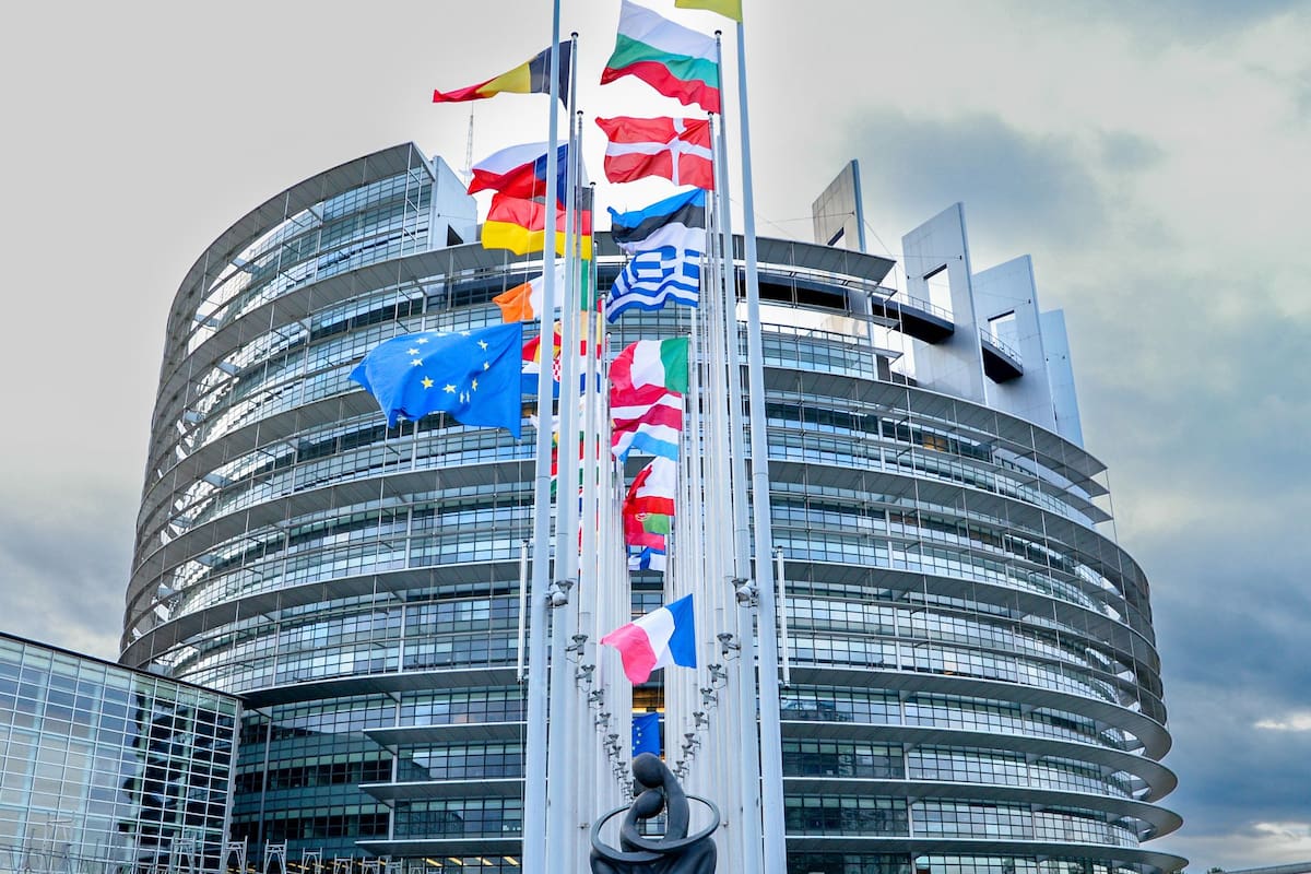 Banderas frente a la sede del Parlamento Europeo en Estrasburgo