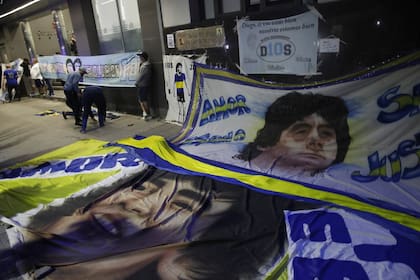 Las banderas con el rostro de Diego Armando Maradona, en la puerta de la clínica Olivos, donde el excapitán y exentrenador del seleccionado argentino fue operado de un hematoma subdural.