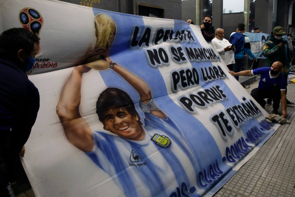 Banderas fuera de la Clínica.