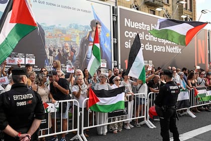 Banderas palestinas junto a la alfombra roja del festival de San Sebastián