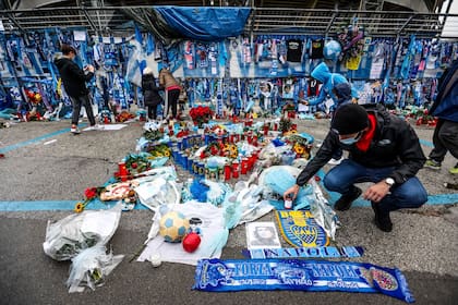 Y en Nápoles también... Banderas y varios objetos de homenaje a Maradona, en el estadio que ahora lleva su nombre