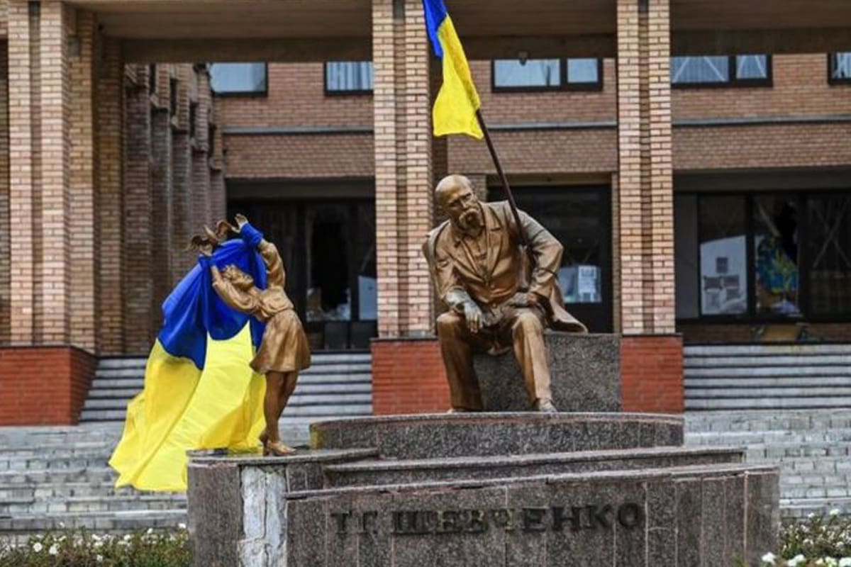 Banderas ucranianas fueron colocadas en estatuas en una plaza en Balakleya, en la región de Járkov en Ucrania.