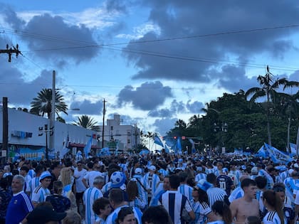 Una de las convocatorias de este jueves se realizó en la calle 73 y Collins, en North Miami, en la esquina de un tradicional restaurant argentino que sirve de punto de reunión para los hinchas de la selección