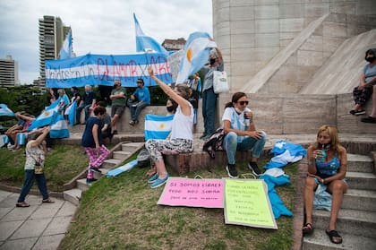 El banderazo #8N en el Monumento Histórico Nacional a la Bandera en Rosario.