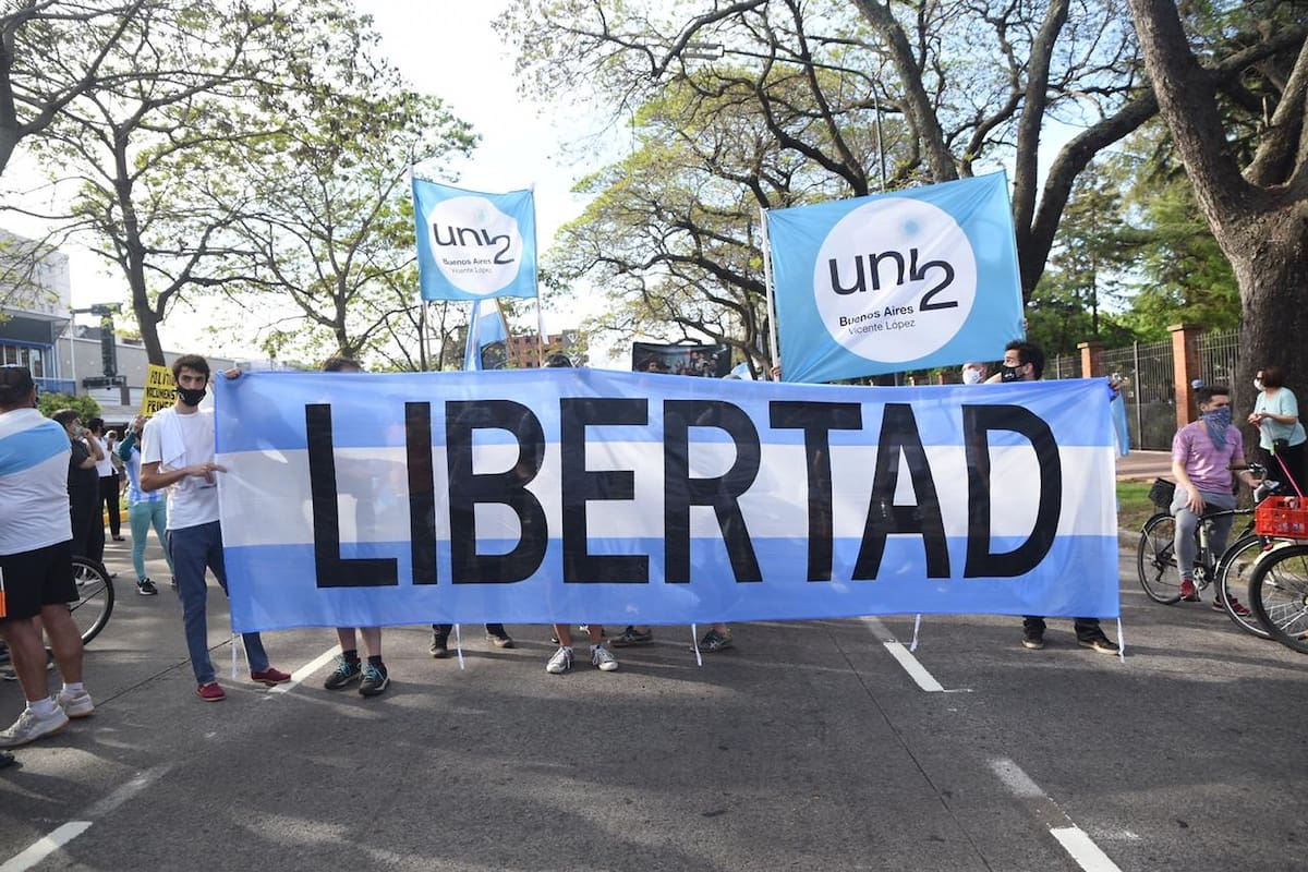 Banderazo #8N frente a la Quinta de Olivos.