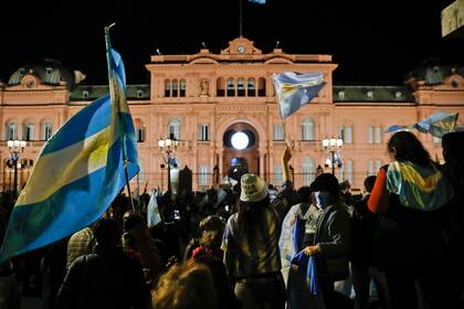 Banderazo 9j en Plaza de Mayo, Frente a Casa Rosada.