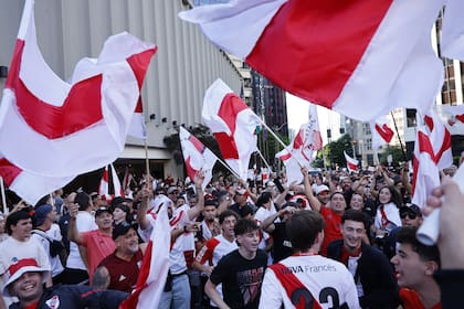 Banderazo a pleno: la hinchada de River en el Hotel Westin para alentar al equipo.