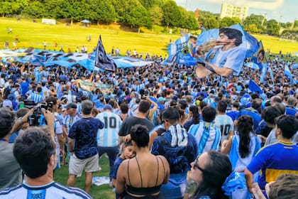 El tradicional banderazo previo reunió a más de 5000 argentinos que profesan su amor por los campeones del mundo